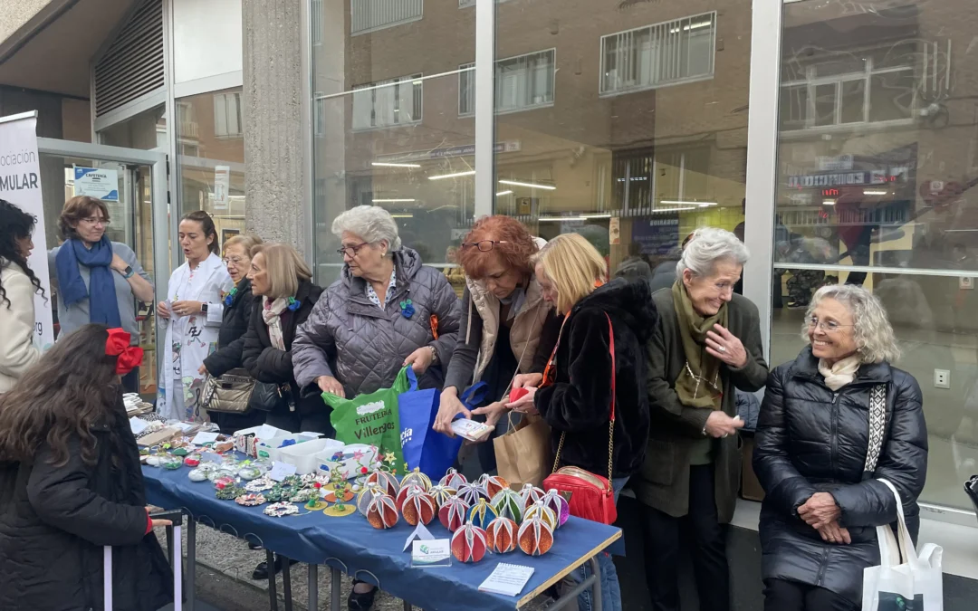 Evento de venta de perritos calientes y taller de origami en el colegio Joyfe por Amular