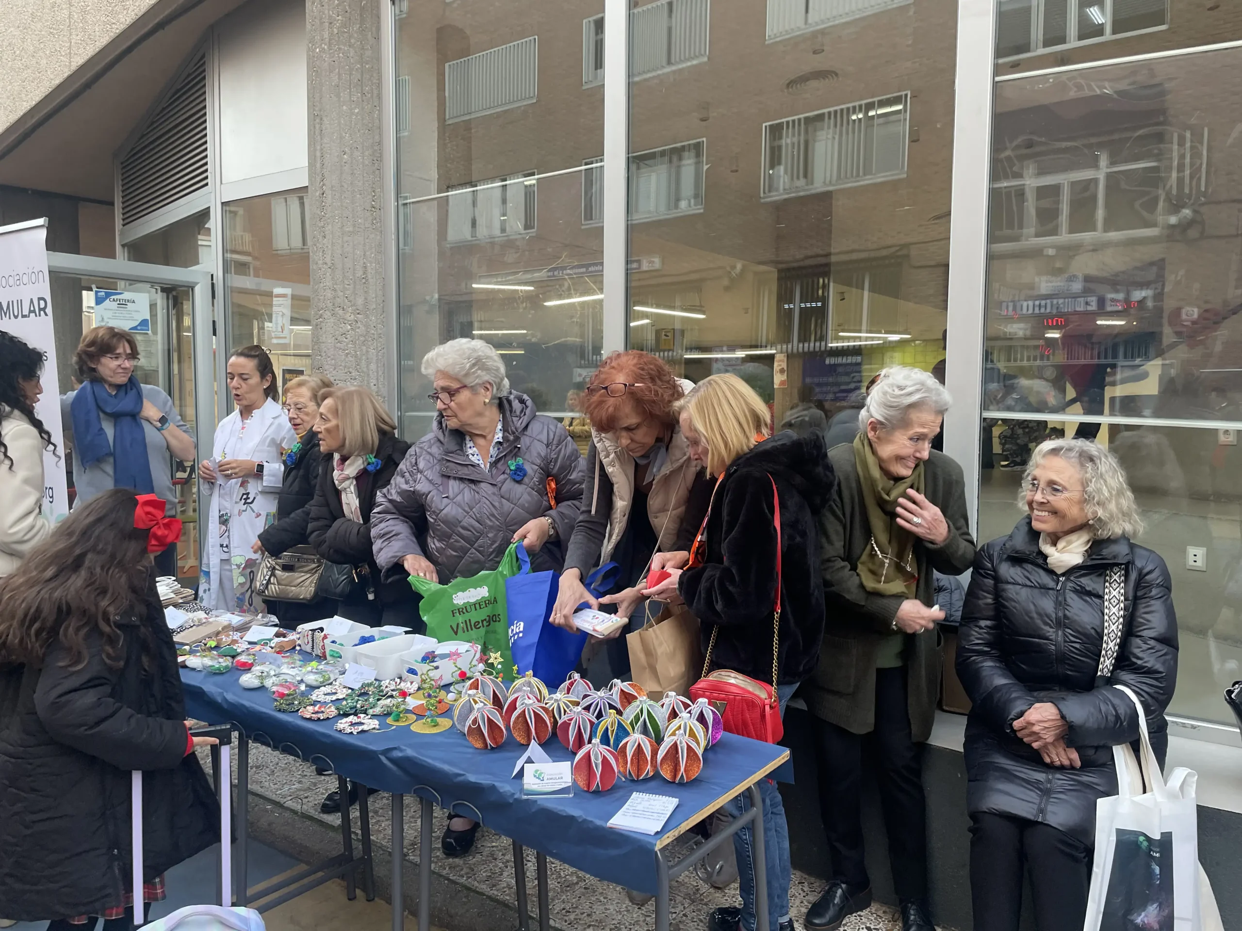 Evento de venta de perritos calientes y taller de origami en el colegio Joyfe por Amular
