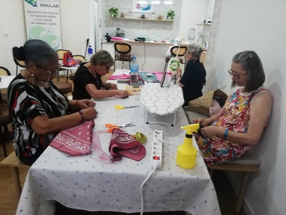 Primera clase de manualidades: creando pañuelos para el cuidado del estoma junto a Yolanda