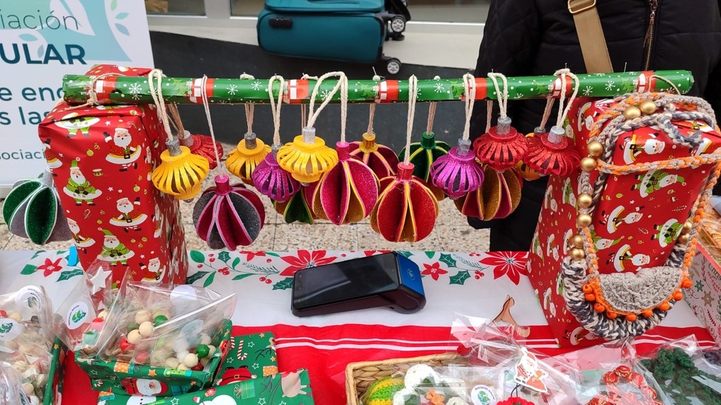 AMULAR en el Mercadillo de Navidad del Colegio Joyfe: un éxito lleno de ilusión